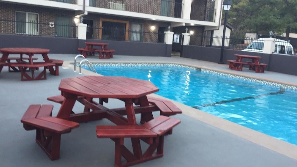 Econo Lodge Inn & Suites University Huntsville Exterior foto